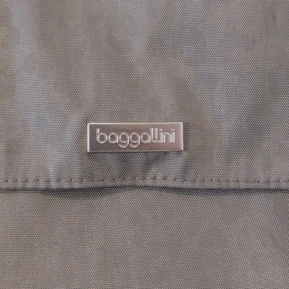 Baggallini Animal Print Crossbody Purse Gray Nylon Adj. Strap 10 in x 10.5 in - Picture 2 of 13